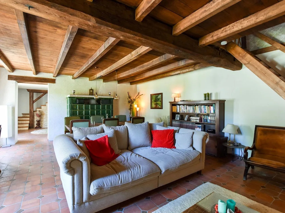 Countryside Family Haven for 8 With Pool
