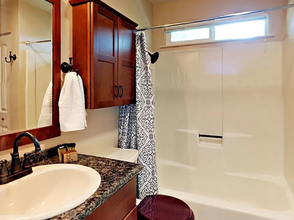 2572 Elwood Ave Home - 2 Br home by RedAwning