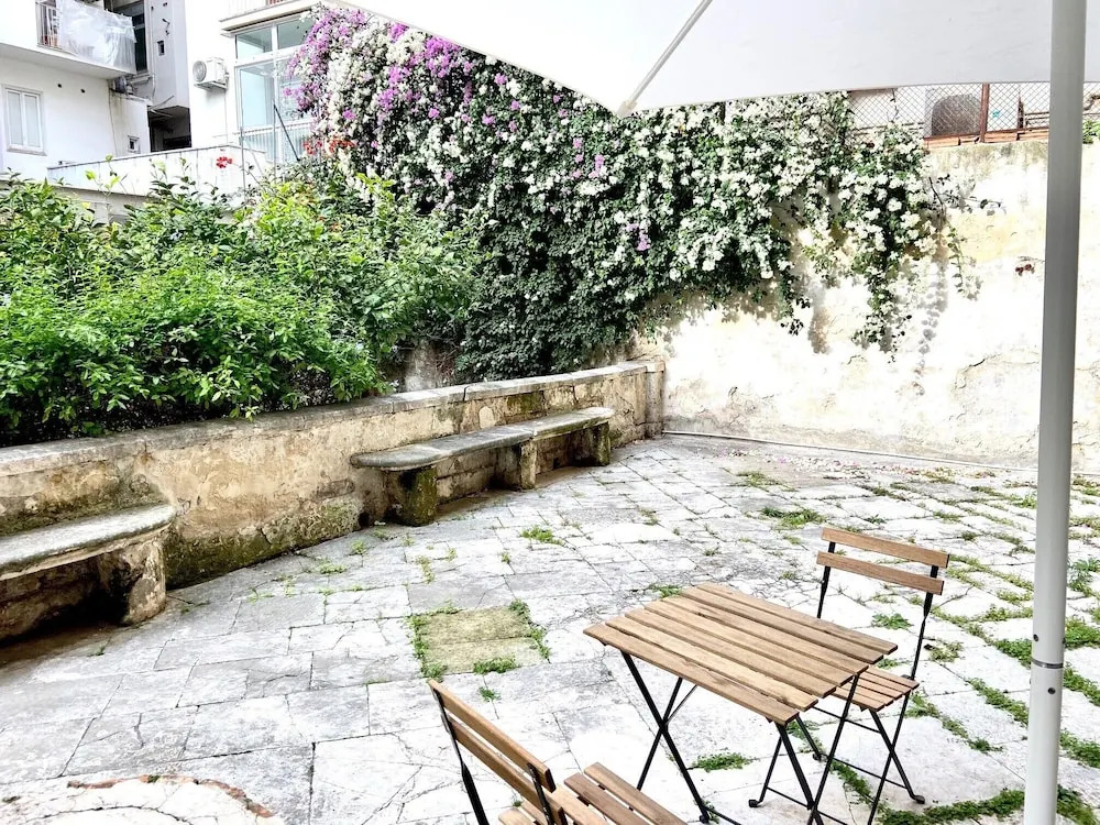 Bari Black and White Garden