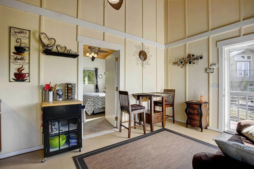 Cozy Kona Coast Apt w/ Lanai ~ 8 Miles to Beach!