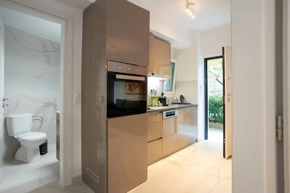 Renovated 2-bedroom Apt Near the Athenian Coast