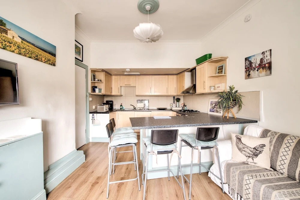 Cosy 2BR Home, 5 Minutes From Edinburgh Waverley!