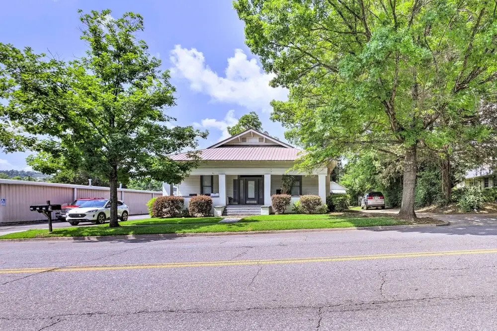 Quaint Leeds Studio w/ Yard ~ 18 Mi to Birmingham!