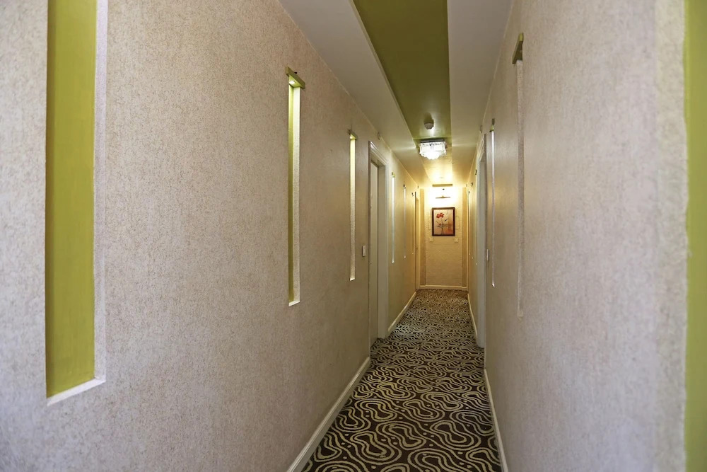 OYO 10965 Emblem Hotel
