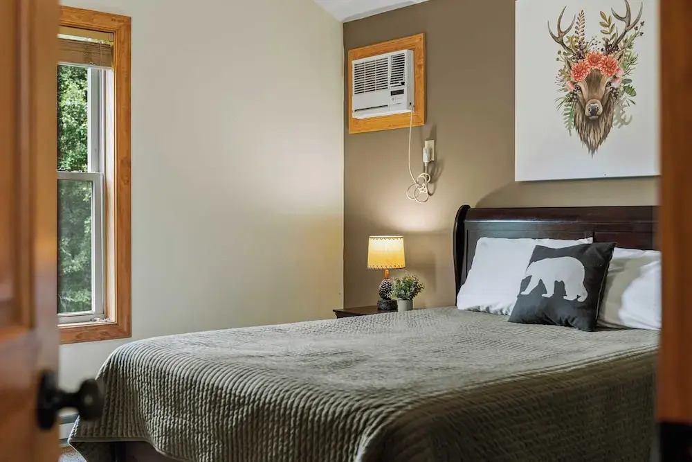 Sleeps 18 Lake Access, Game Room, Close to Skiing Otter Banks by Avantstay