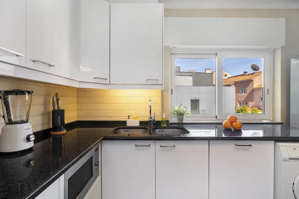 Stylish Sunny Penthouse Near Cascais Center & Greenspace