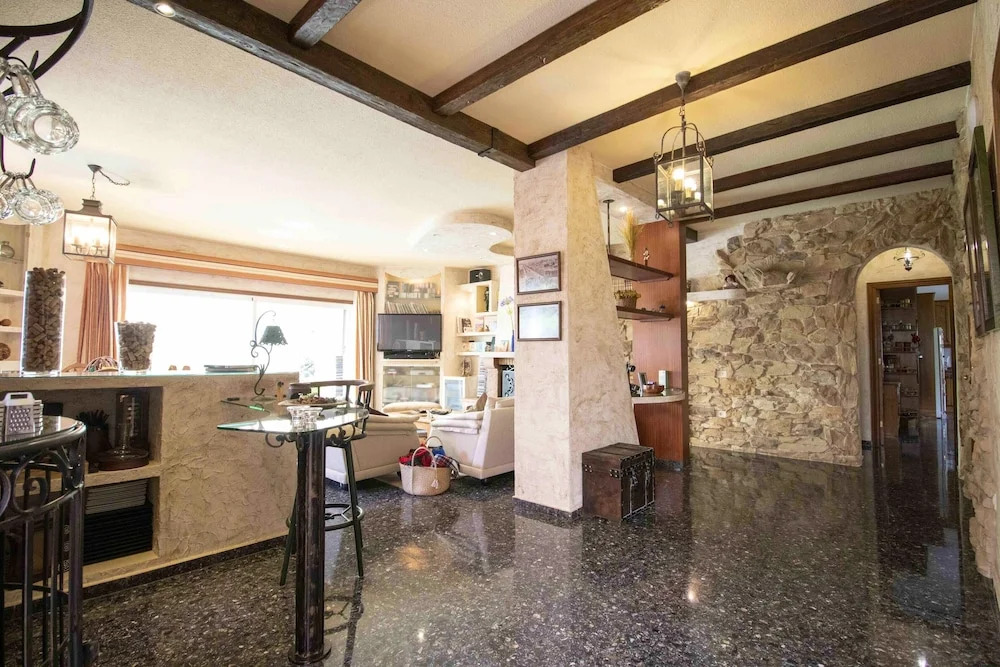 Villa With 5 Bedrooms In La Esperanza With Indoor Pool Enclosed Garden And Wifi