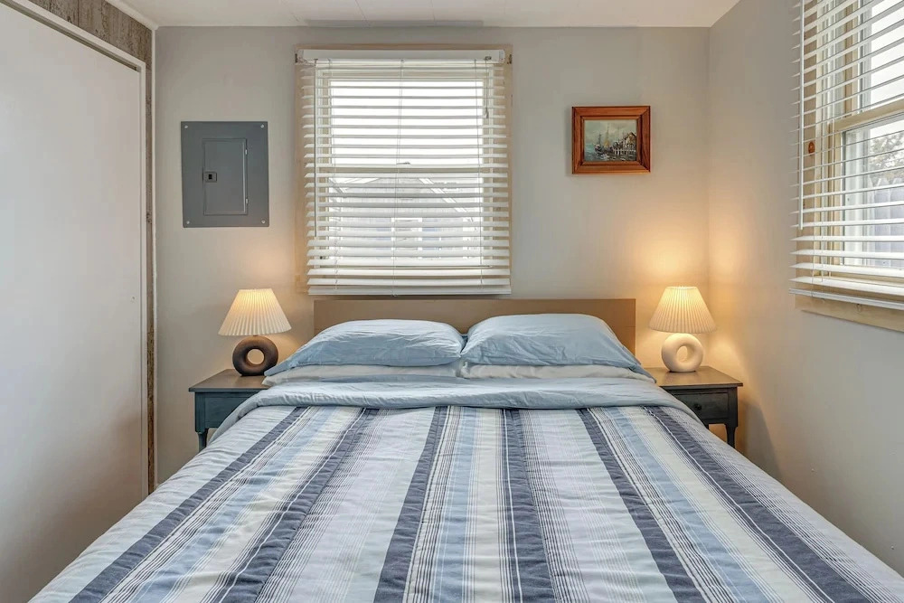 Walk to Beach & Pool! East End P-town Condo