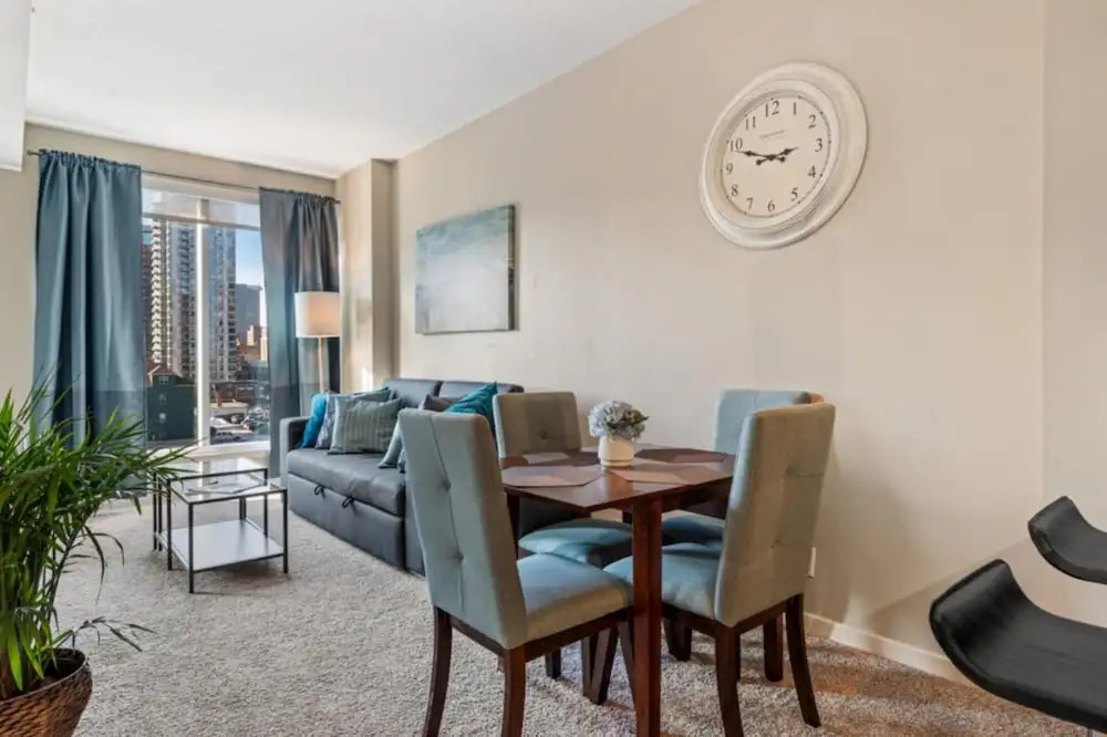 Modern DT Condo Balcony Parking Gym Hot Tub