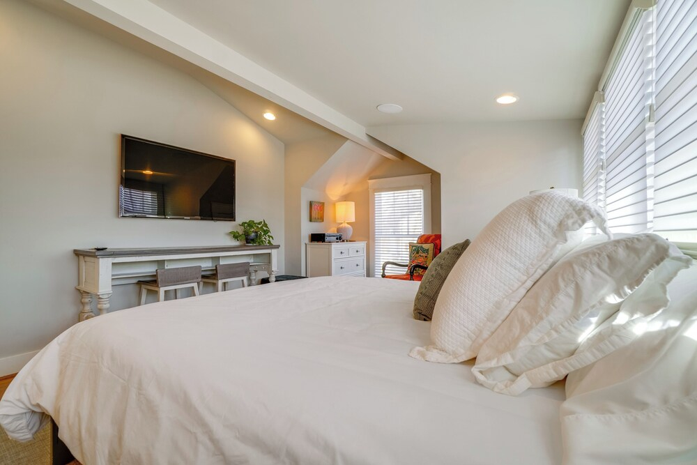 1 Mi to Centennial Park, Couple's West End Retreat