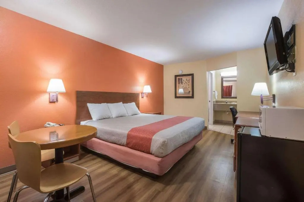 Rodeway Inn & Suites