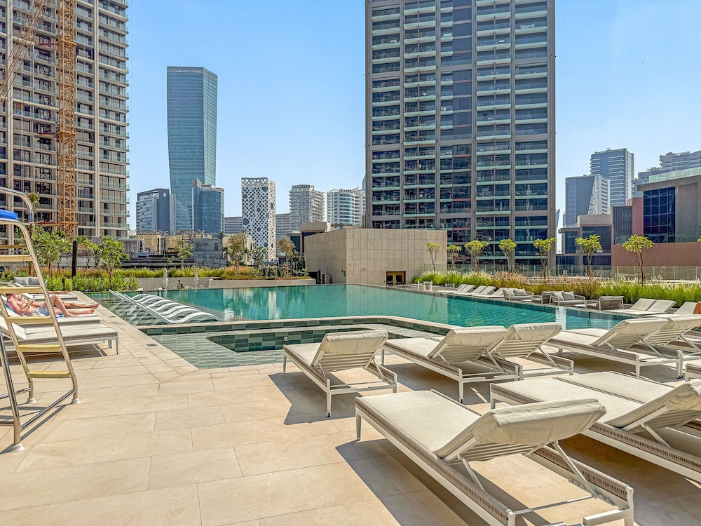 Peninsula One - 1710 Studio