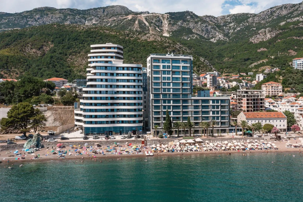 Royalis Suites Rafailovici - Beachfront Sea View Apartments
