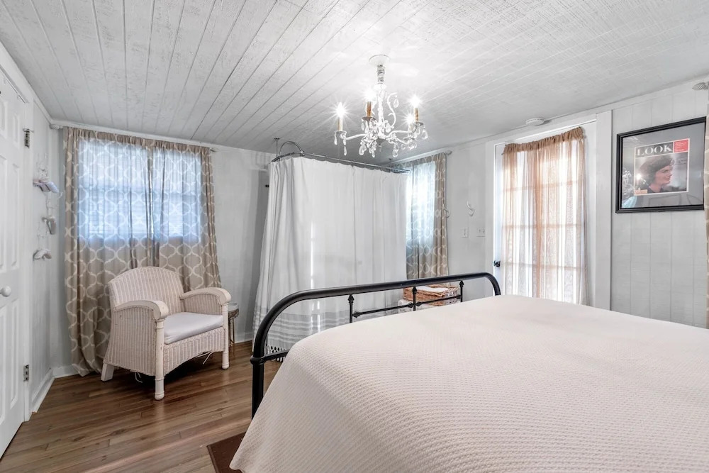 Serendipity 1 Bedroom Cottage by RedAwning