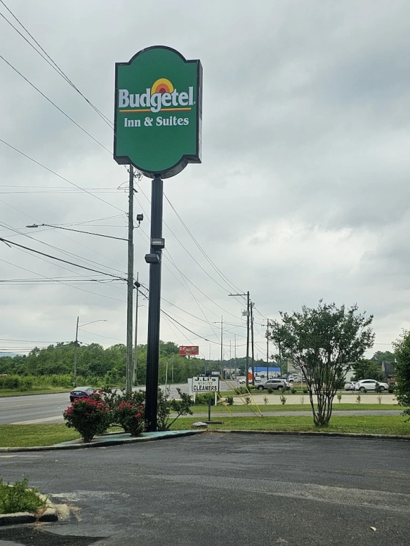 Super 8 Moody