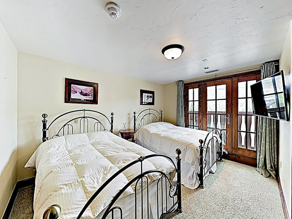 New Listing! Luxe Mountain-view W/ Hot Tubs 3 Bedroom Condo
