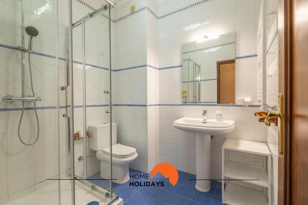 #071 Stunning Spacious Flat w Pool 5m Beach