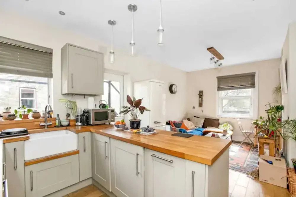 Gorgeous Refurbished 2 Bedroom Apartment With Garden