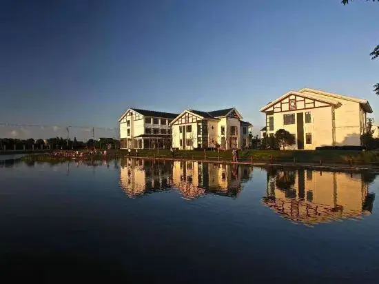 Mingzhu Lake Swan Garden Resort