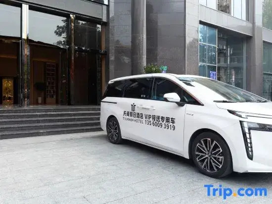 Tianmin Holiday Hotel (Guangzhou Baiyun Dayuan Light Rail Metro Station Store)