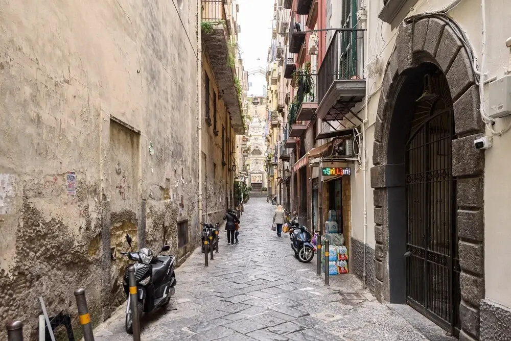Via Avvocata 25 in Napoli
