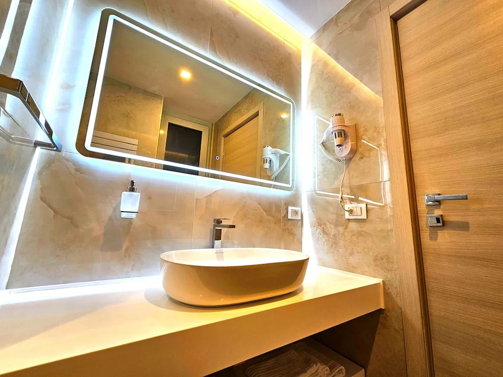 Astoria Supreme - Modern Boutique Suites