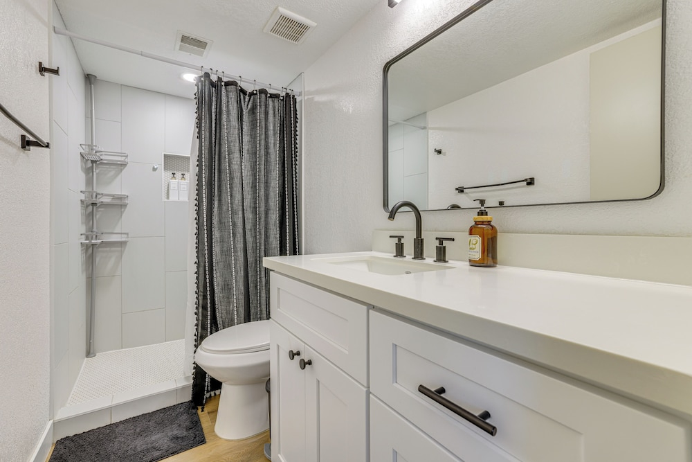 Snowbird Haven w/ Hot Tub! 3 Mi to Dtwn Chandler