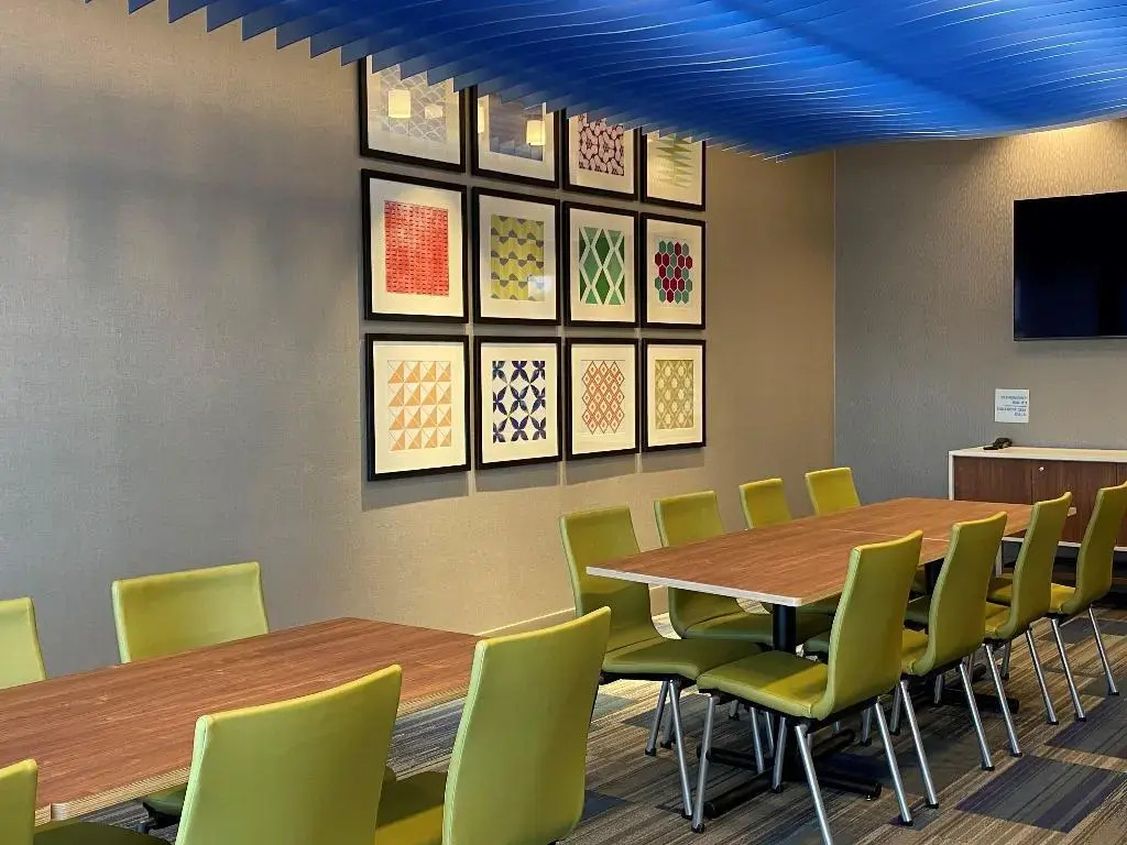 Holiday Inn Express & Suites - Aurora by IHG