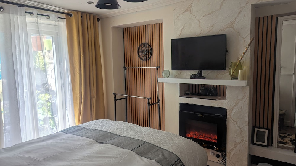 Folkestone - 1BR Apartment - Sauna - Pet Friendly
