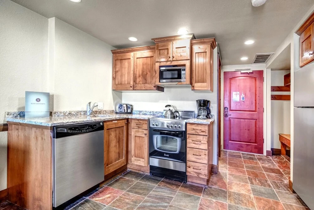K B M Resorts- Cbi-207 Upgraded 1bd, Wood Fireplace, Full Kitchen, Wifi, Walk to Slopes!