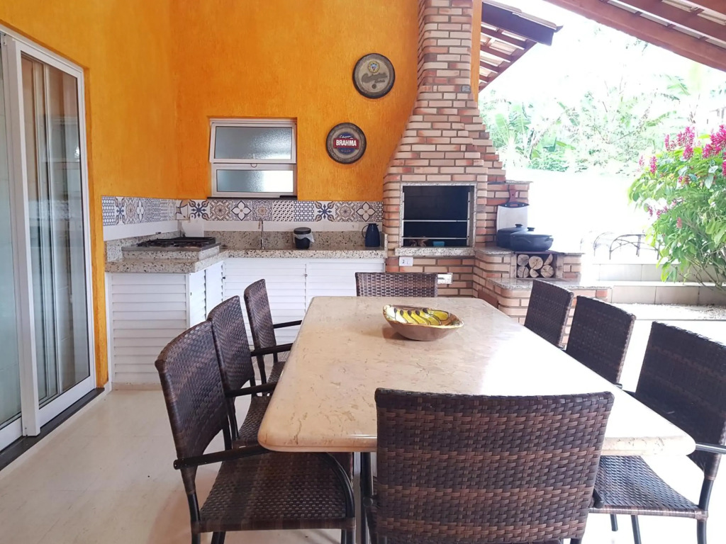 Bela Casa Terrea na Praia da Lagoinha Ubatuba com Piscina, Ar Condicionado, Churrasqueira e Forno a Lenha