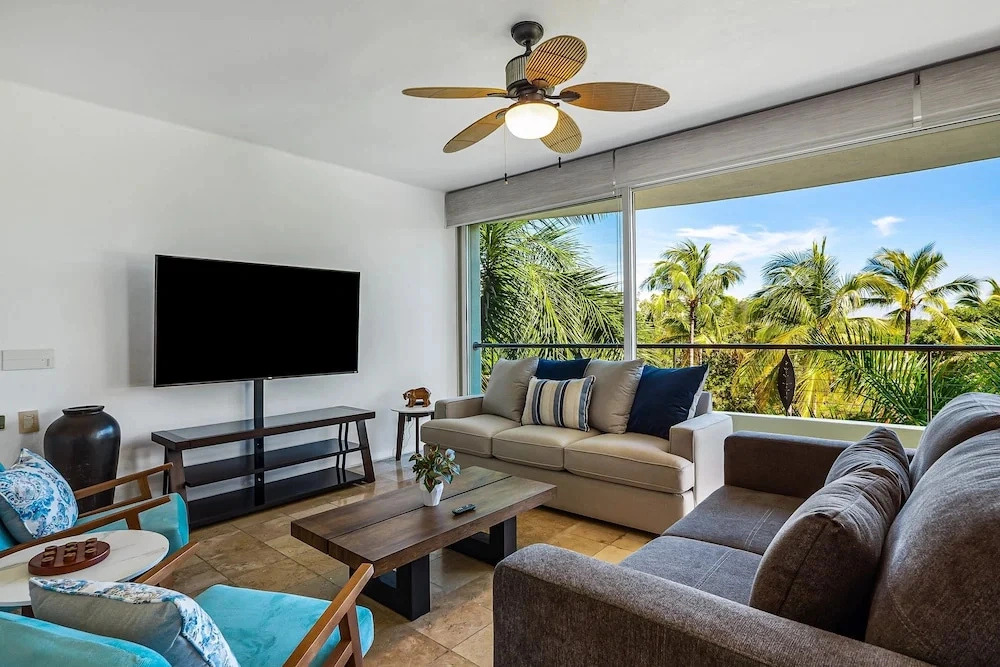 2nd-floor Condo With Private Balcony, On-site Pool & Billiards