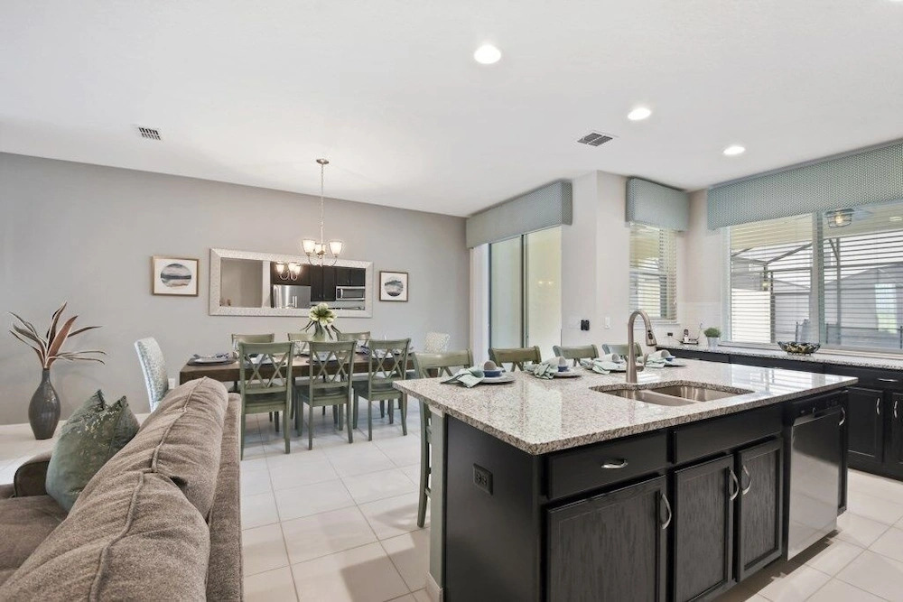 Be Our Guest At 1600cpc 4 Bedroom Townhouse by RedAwning