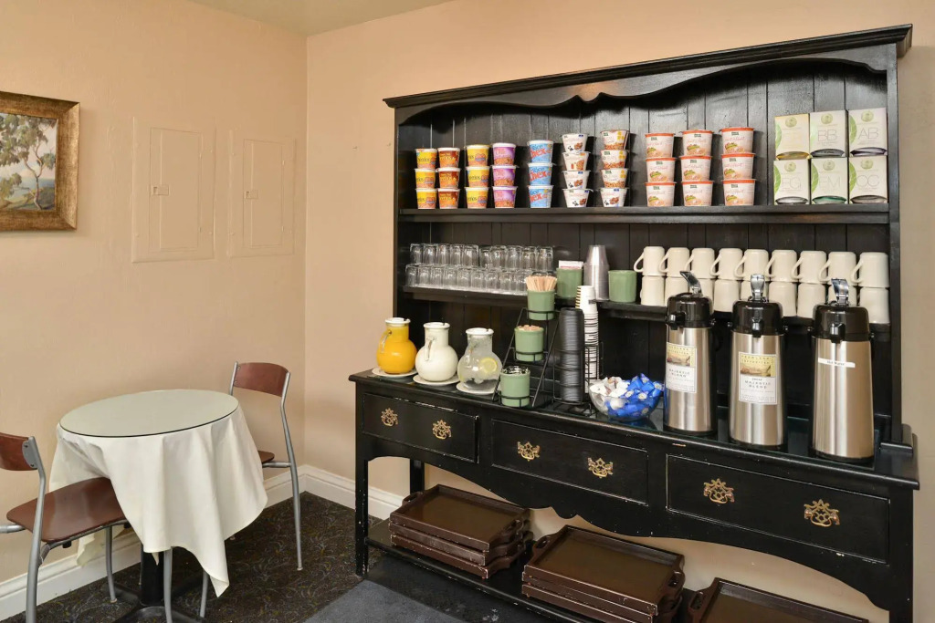 Sand Pebbles Inn