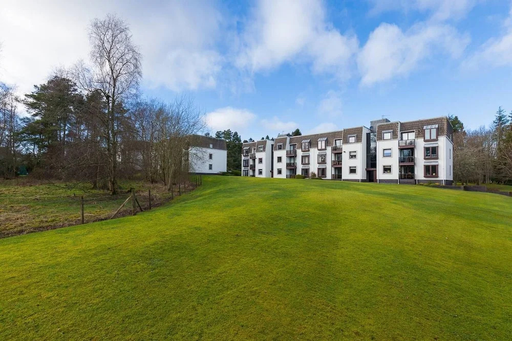Tasteful top Floor Apartment Next to Gleneagles