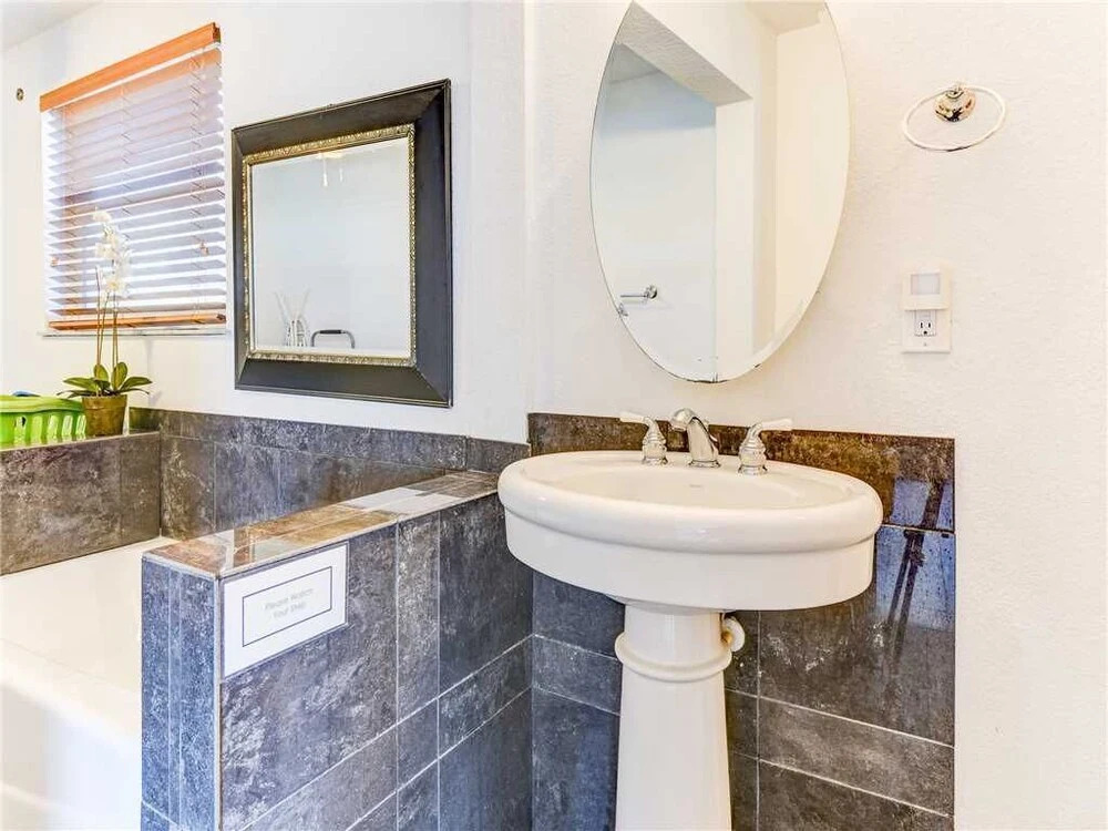 Sunshine House - Three Bedroom Home