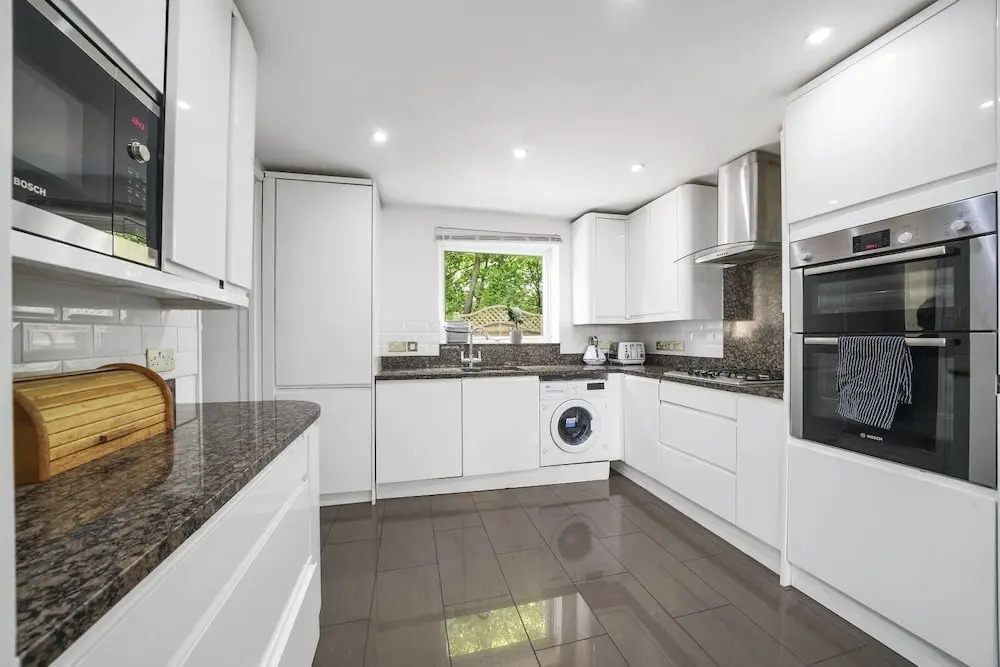 House - Sleeps 8 & on-site parking