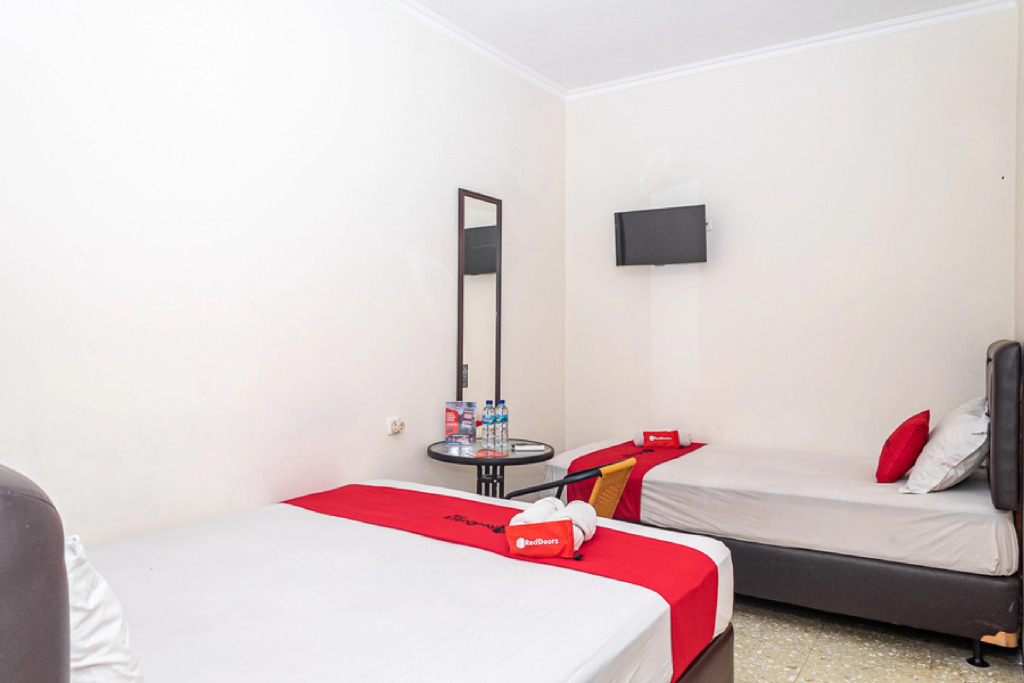 RedDoorz near Alun Alun Bandung 2