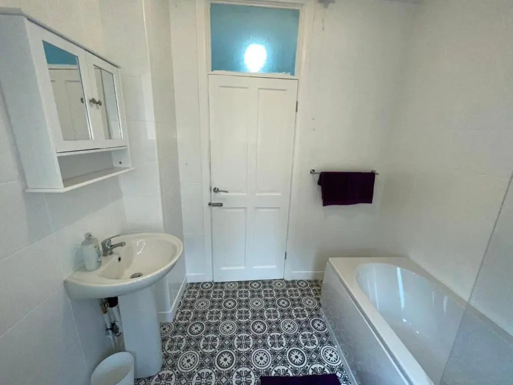 Birmingham Contractor House sleeps 8 Private Garden near M6 Motorway Business Wi-FI and Netflix