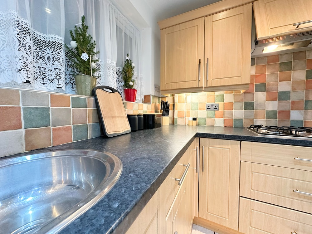 Spacious Luton Airport Accommodation - Perfect for Contractors, Families, Tourists & Long Stays