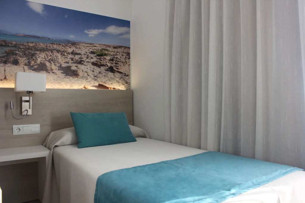 Hostal Es Pi - Emar Hotels