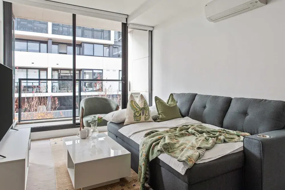 A Cozy 2BR Apt Next to The Yarra River