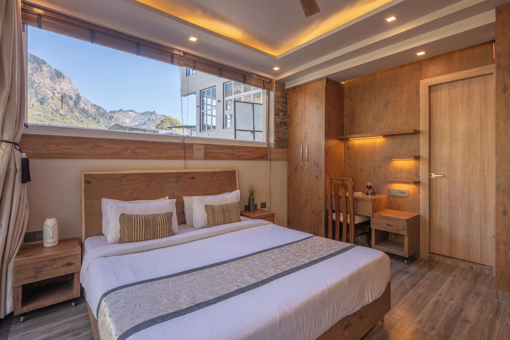 Alaya Stays Lakefront Escape 2BHK Suite