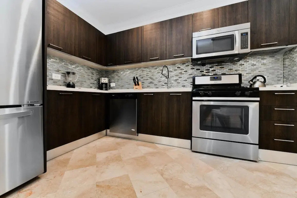 Amazing 1BR 2BA Condo Great Location w Pool GYM