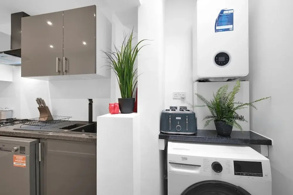 Spacious 5BR 3BA Serviced Hse in Croydon