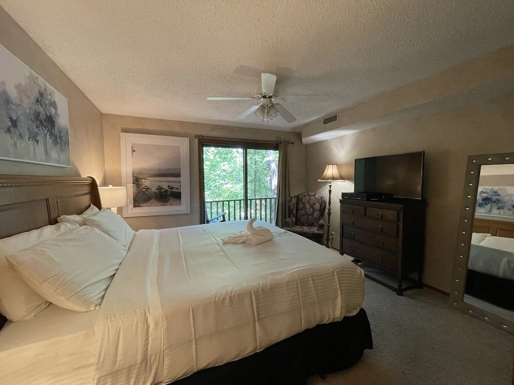 Forest view, log-sided two bedroom, two bath condo on Lake Ouachita. 2 Condo by RedAwning
