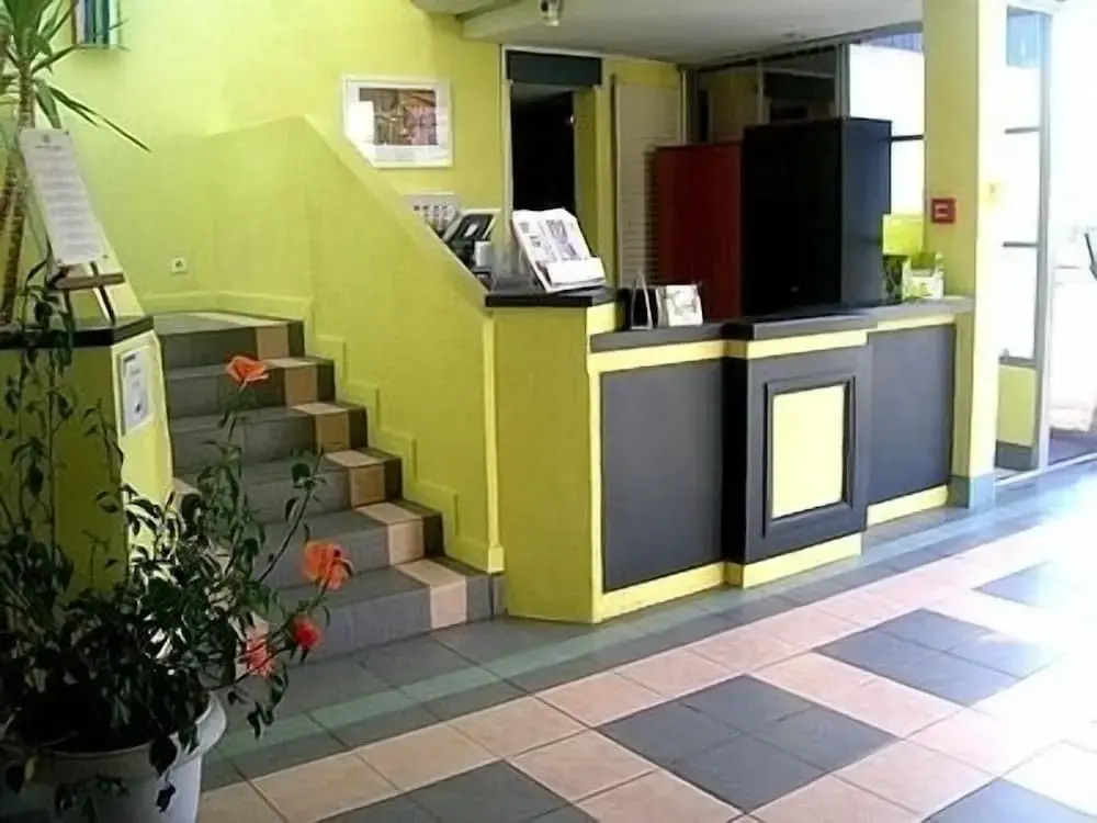 Logis Hôtels - Le Pont Bernet - Hotel 2 étoiles et restaurant