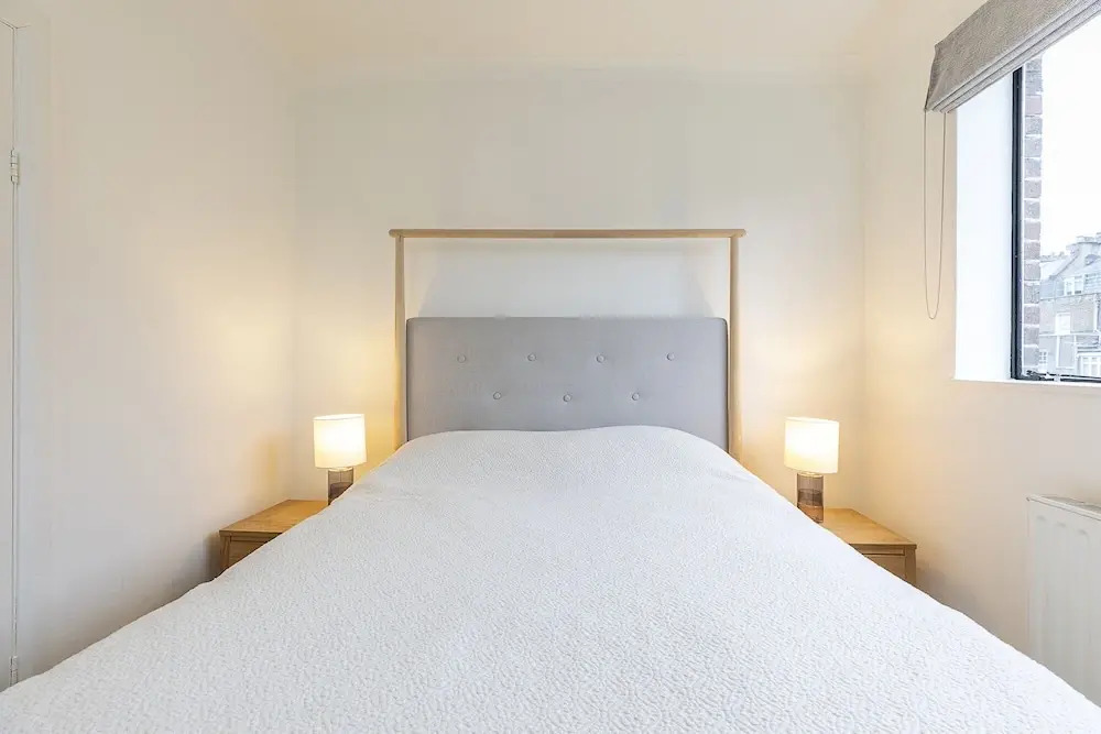 Modern 2BR Flat Minutes From Kensington Gardens
