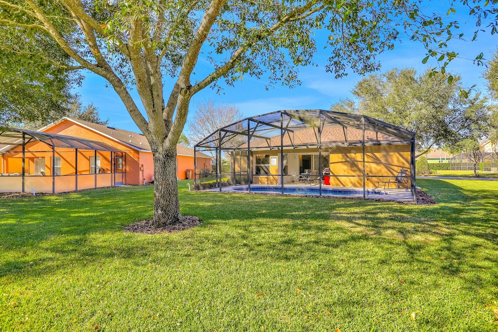 Peaceful Home With an Enclosed Patio, Pool, Grill, Washer/dryer, & AC