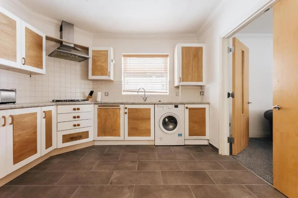 Spacious 2 bedroom flat near beach and town centre